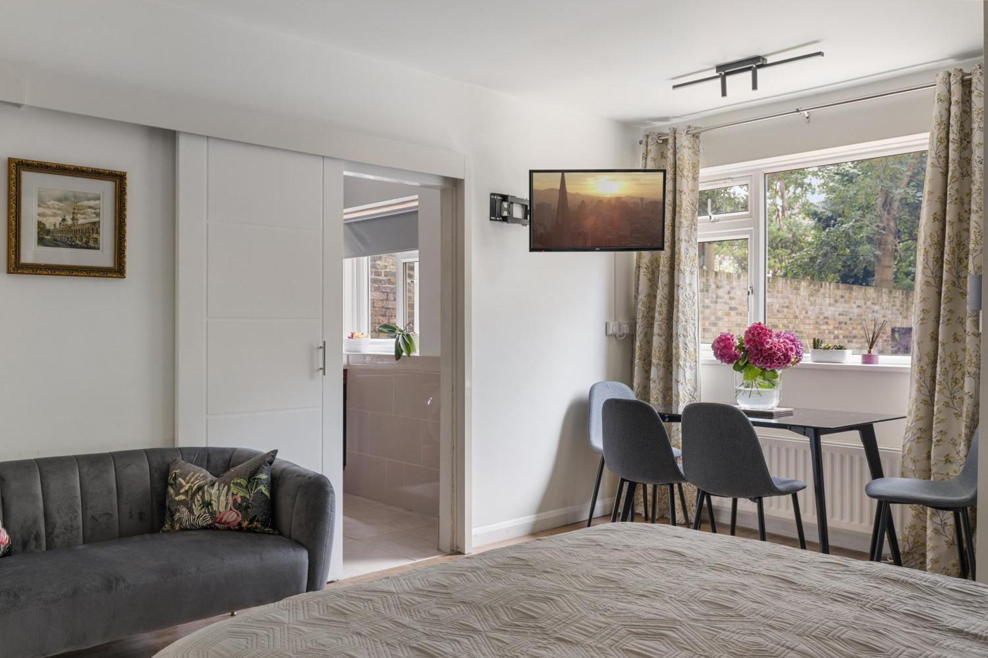 King Studio Apartment With Garden And Parking Ілінг Екстер'єр фото